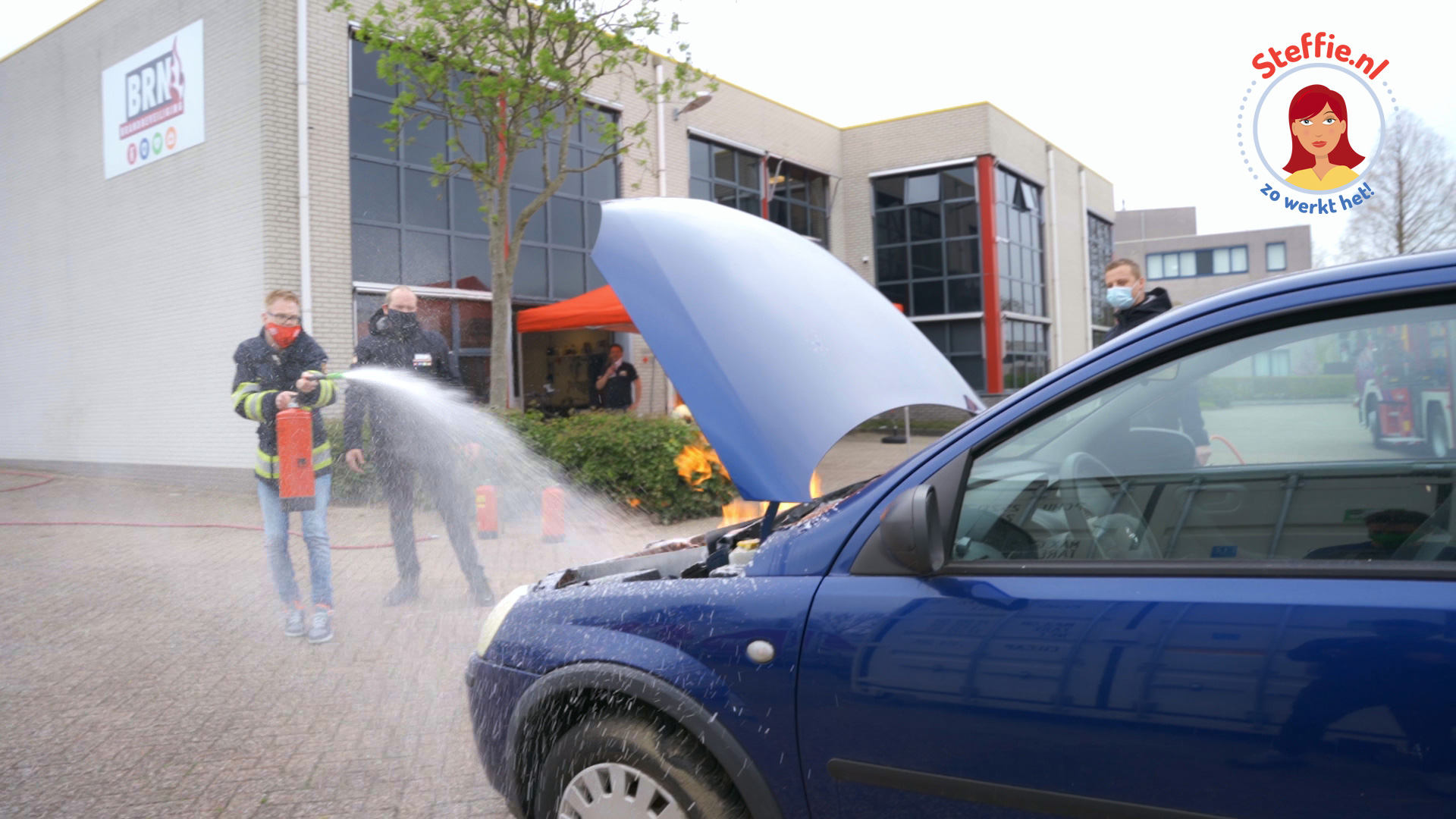 Berry blust een autobrand tijdens het openingsfeest van brandweer.steffie.nl