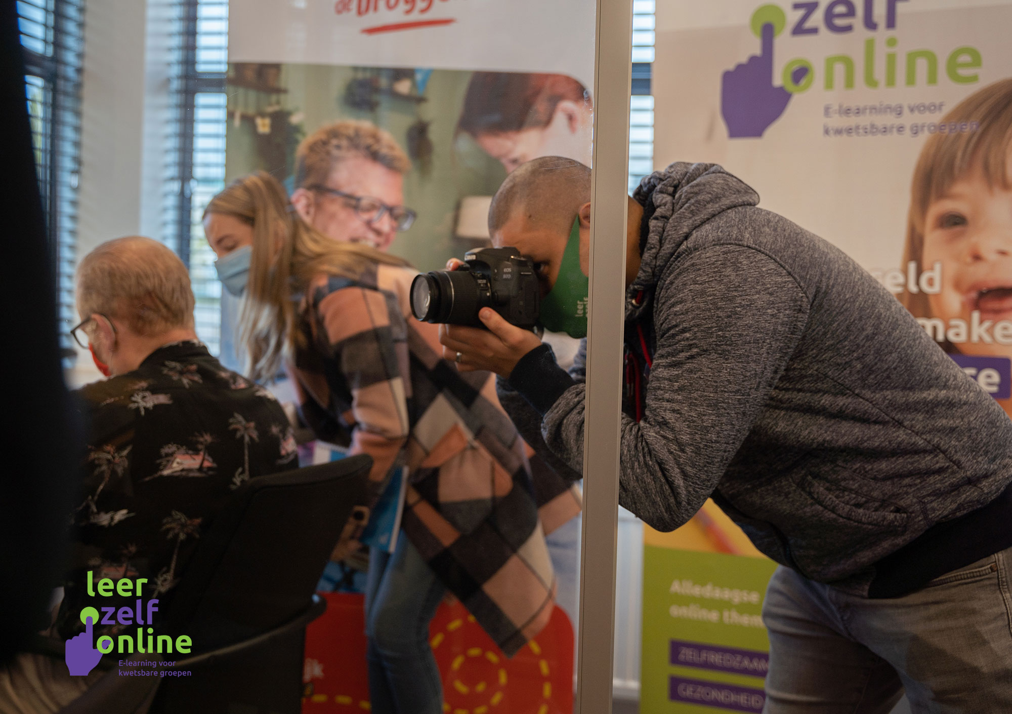 Leonardo in actie bij een fotoshoot voor en door mensen met een verstandelijke beperking.