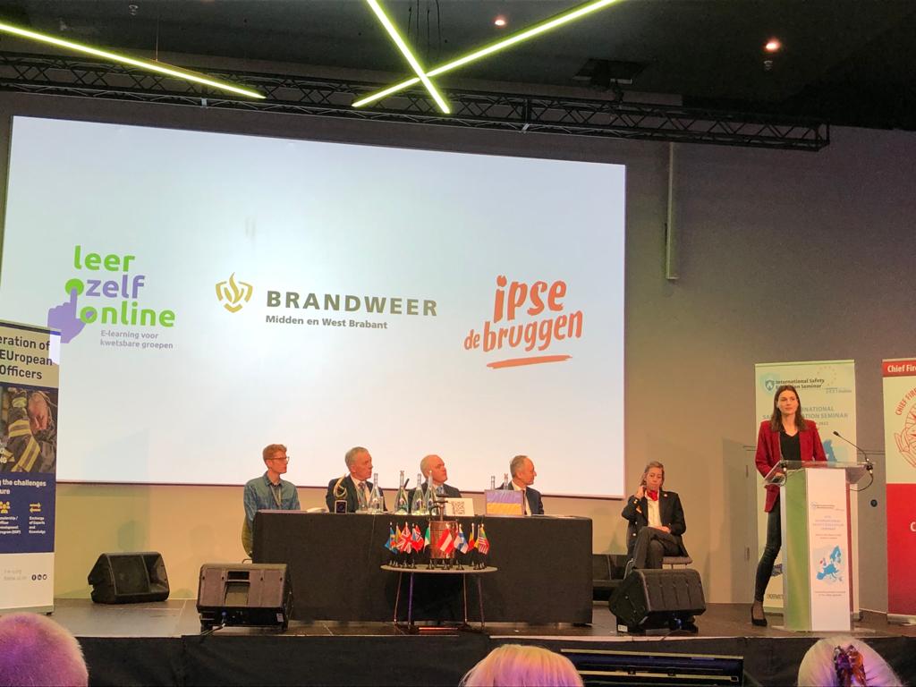 Maartje Böke vertelt in Dublin bij de European Fire Safety Alliance over het brandweerproject van Steffie.