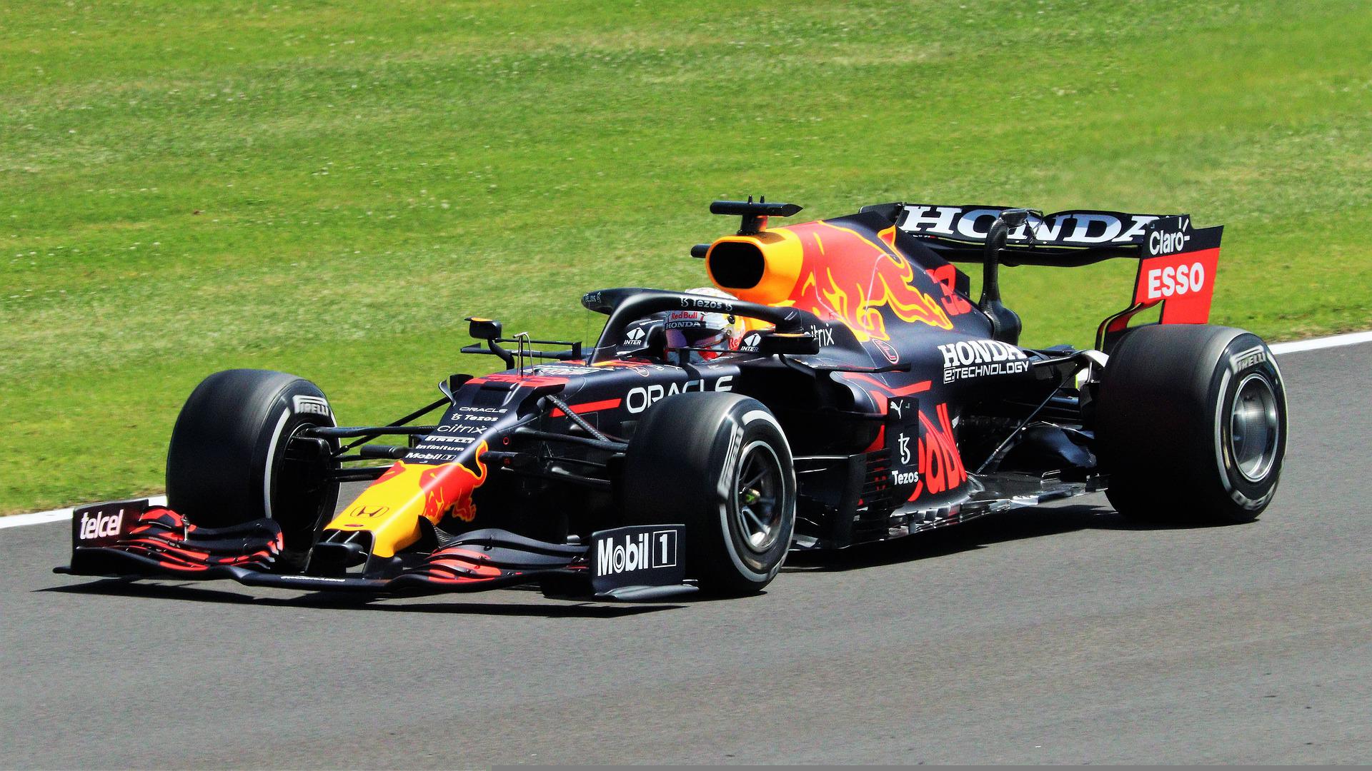 Max Verstappen in zijn raceauto