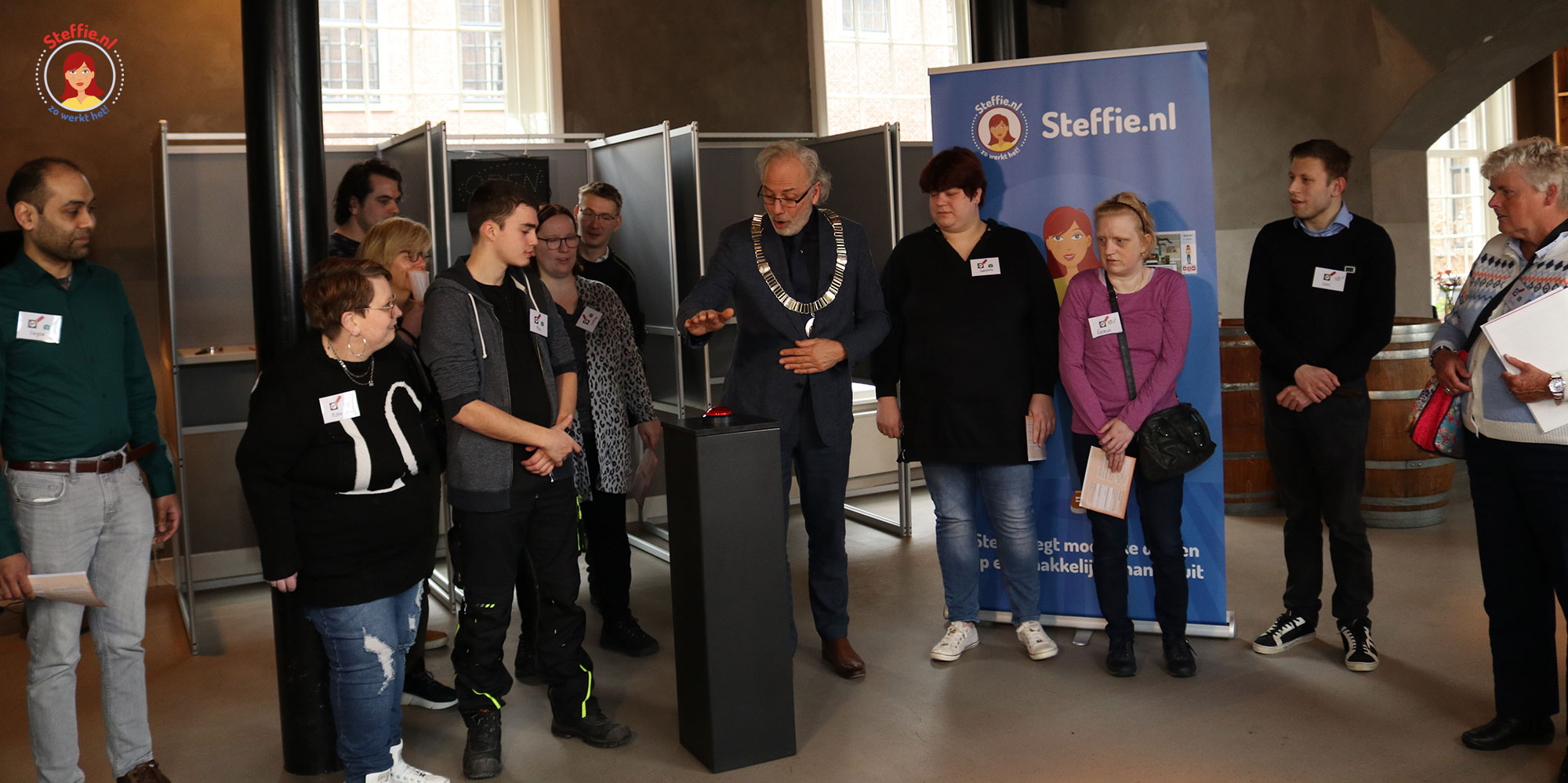 Burgemeester Victor Molkenboer opent het stemlaboratorium van Steffie in Woerden
